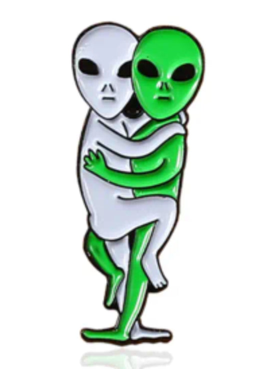 ALIEN - 2 aliens hugging - Enamel Pin