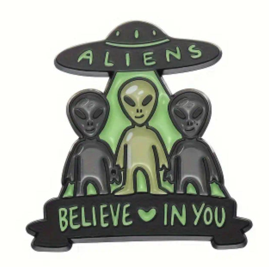 ALIEN - UFO and aliens saying Aliens believe in you - Enamel Pin